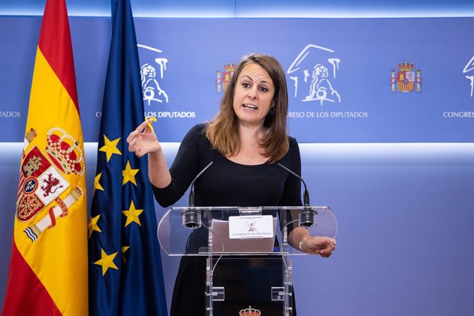 La portavoz de la CUP en el Congreso, Mireia Vehí, interviene en una rueda de prensa anterior a una Junta de Portavoces en el Congreso de los Diputados, a 19 de octubre de 2021, en Madrid, (España).