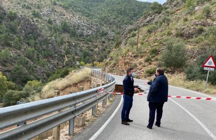 Junta actuará de "emergencia" tras el socavón provocado por la lluvia en la CM-3203 entre Ayuna y Elche de la Sierra.