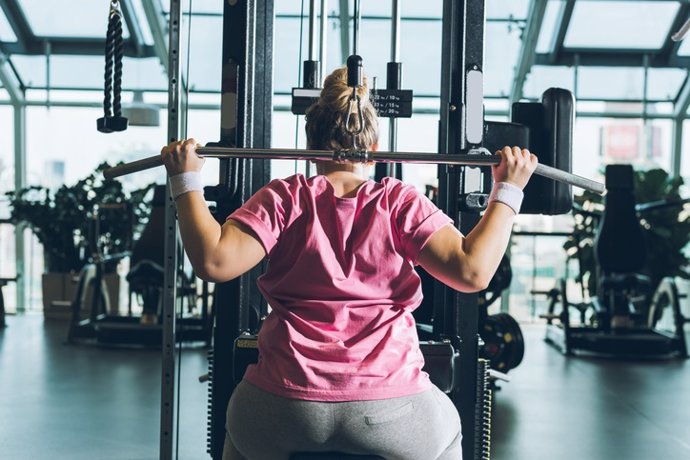 Archivo - Mujer con sobrepeso haciendo deporte, gimnasio, pesas.