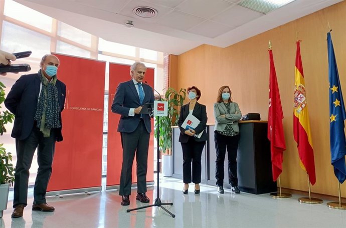 Ruiz Escudero junto a Zapatero y Elena Andradas en rueda de prensa en la Dirección General de Salud Pública