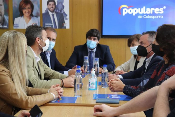 López Miras, en el centro, durante el encuentro mantenido con los alcaldes y portavoces municipales del PP de Calasparra, Cehegín, Bullas, Moratalla y Calasparra