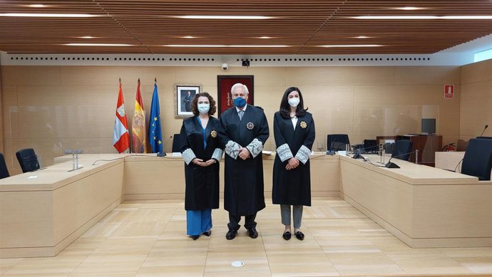 El presidente del TSJCyL, José Luis Concepción, flanqueada por las dos nuevas magistradas.