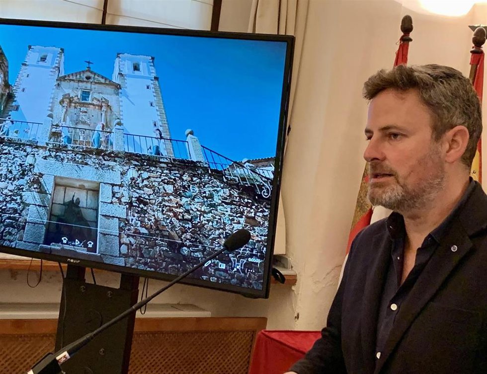 El concejal de Turismo de Cáceres, Jorge Villar, en la presentación del nuevo vídeo promocional de las Ciudades Patrimonio de la Humanidad
