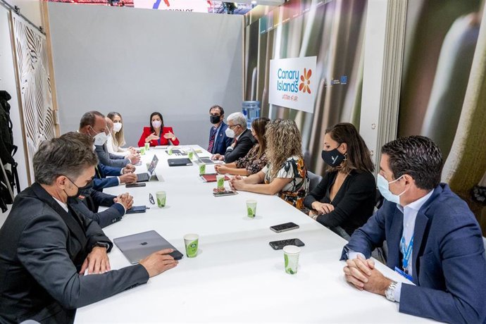 La consejera de Turismo del Gobierno de Canarias, Yaiza Castilla, reunida con los cabildos en la World Travel Market de Londres