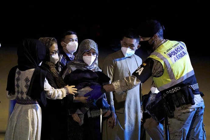 Varios afganos llegan a la Base Aérea de Torrejón de Ardoz