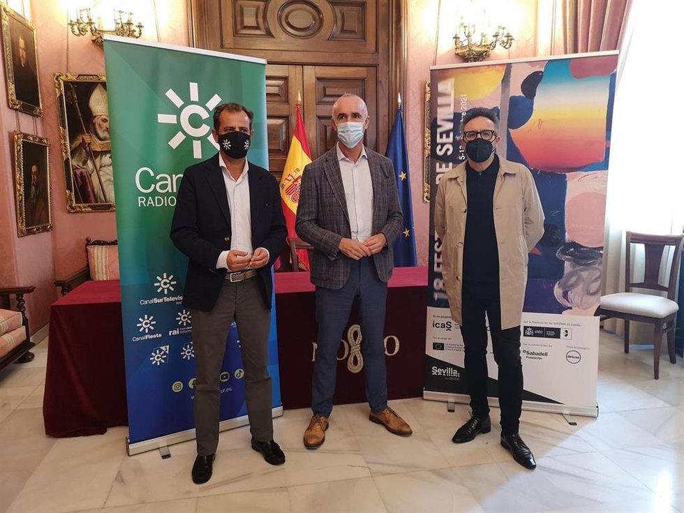 El delegado de Hábitat Urbano, Cultura y Turismo, el socialista Antonio Muñoz, y el director general de Radio Televisión de Andalucía (RTVA), Juande Mellado, firman un convenio de colaboración para la promoción y difusión de la nueva edición del certame