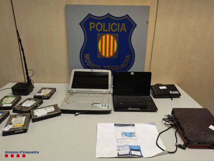 Dos detenidos en Tarragona por presuntamente usar en remoto ordenadores de una tienda para lucrarse con criptomonedas.