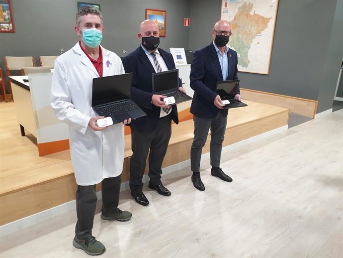 Fernando Villar, profesor; José Luis Arasti, delegado del Gobierno; y Carlos Gimeno, consejero de Educación.