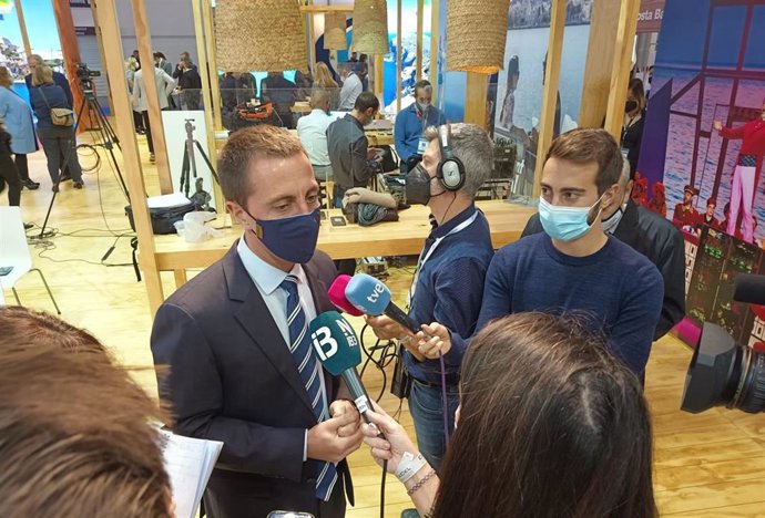 El presidente del PP de Mallorca, Lloren Galmés, atiende a los medios durante la World Travel Market de Londres.