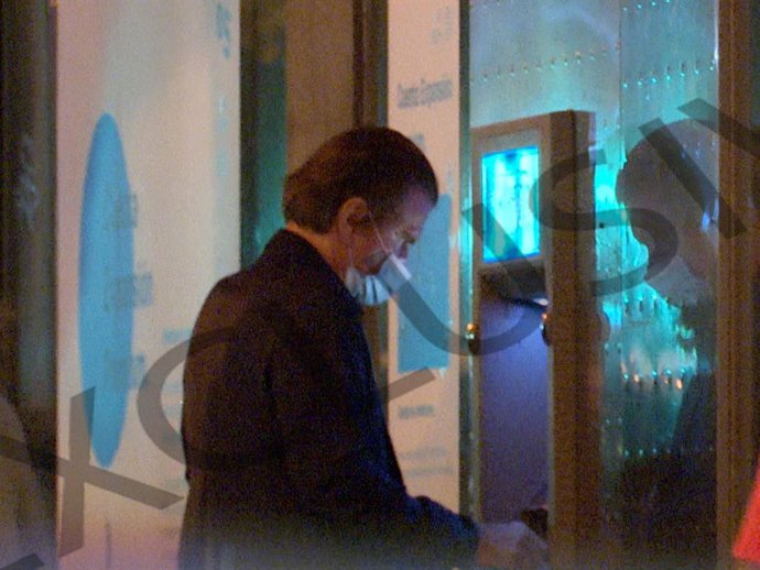 Edmundo, en un cajero automático