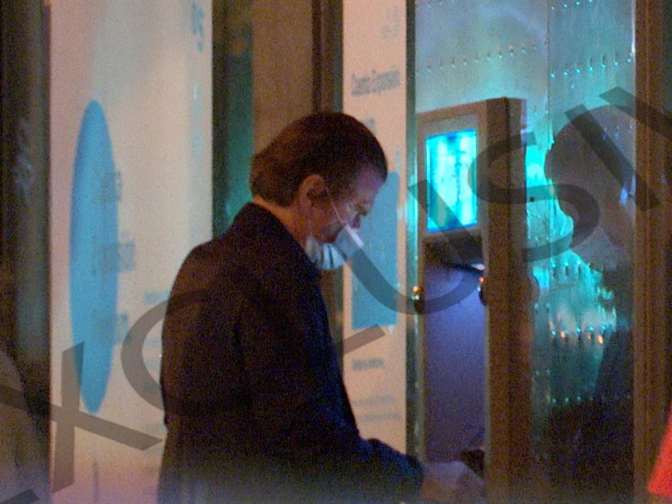 Edmundo, en un cajero automático