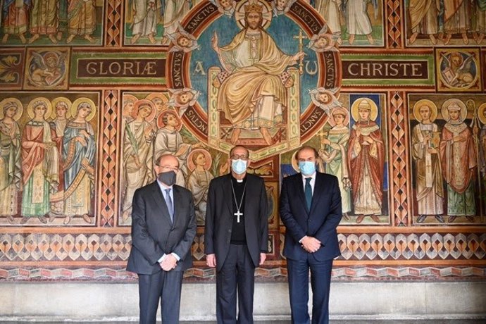 El presidente del Patronat de la Sagrada Família, Esteve Camps; el cardenal Joan Josep Omella; y el presidente de Endesa y de la Fundación Endesa, Juan Sánchez-Calero, en la Sagrada Familia