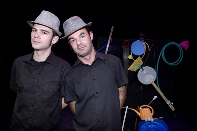 Miguel Guinea y Joaquín Sánchez de la compañía Vibra-Tó en el Teatro Cánovas de Málaga harán música con instrumentos fabricados con instrumentos de deshecho.