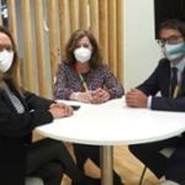 La presidenta del Ejecutivo balear, Francina Armengol, y el conseller de Modelo Económico, Turismo y Trabajo, Iago Negueruela, en la segunda jornada del 'World Travel Market de Londres.