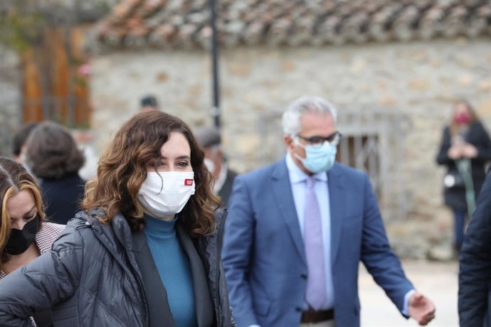 La presidenta de la Comunidad de Madrid, Isabel Díaz Ayuso, a su llegada al acto de colocación de la primera piedra del futuro Museo-Centro de Interpretación, Estudio y Difusión del Valle de los Neandertales, en  Pinilla del Valle, a 2 de noviembre de 2