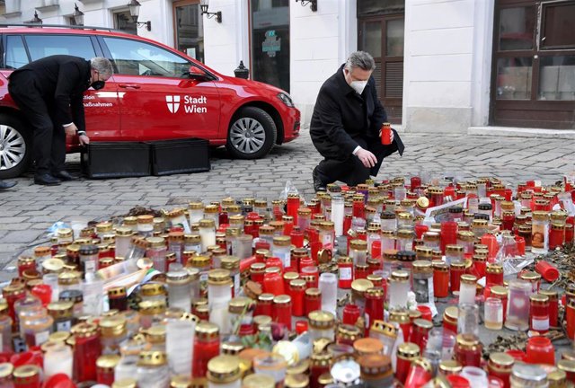 Archivo - El alcalde de Viena, Michael Ludwig, en un memorial por las víctimas del atentado terrorista de la capital de Austria en 2020.