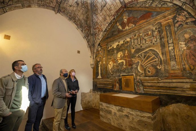 El consejero de Industria, Turismo, Innovación, Transporte y Comercio, Javier López Marcano, visita algunos de los trabajos de restauración del proyecto Murales Ocultos Liébana 2021-2023, que financia la Fundación Camino Lebaniego.