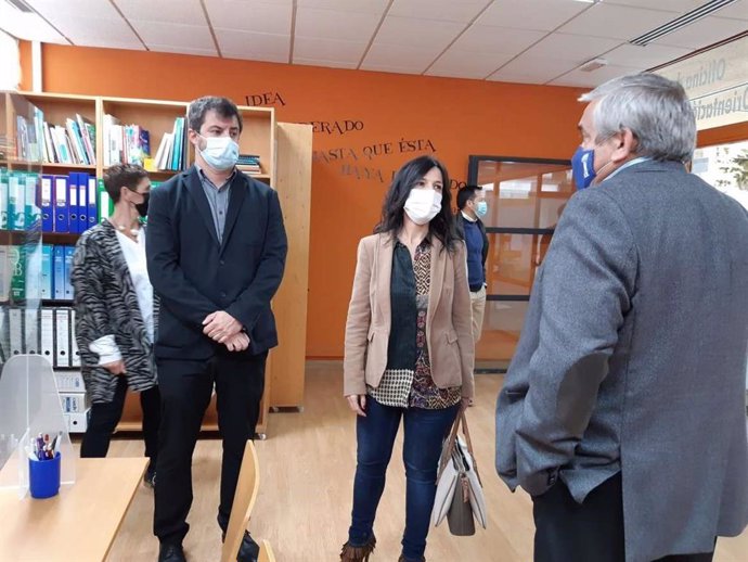 La consejera de Educación, Esther Gutiérrez, y el rector de la UEx, Antonio Hidalgo, visitan la oficina de orientación laboral del campus de Cáceres