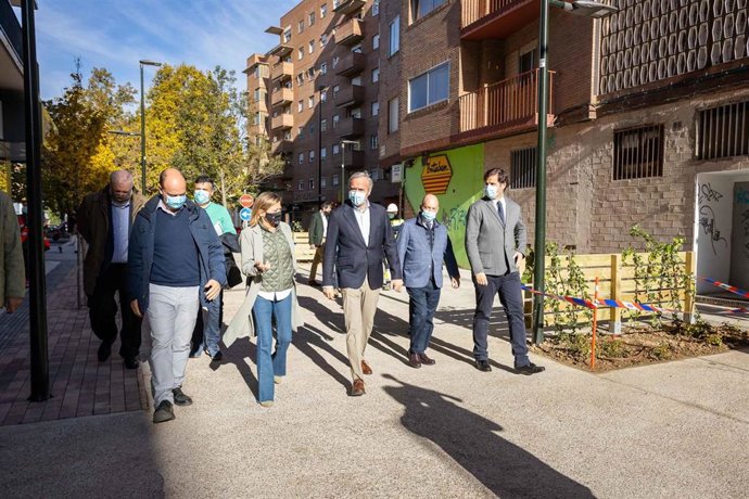 El alcalde de Zaragoza, Jorge Azcón y la consejera de Infraestructuras, Patricia Cavero visitan la calle Santiago Lapuente, donde están a punto de finalizar los trabajos de renovación integral iniciados a finales de mayo.