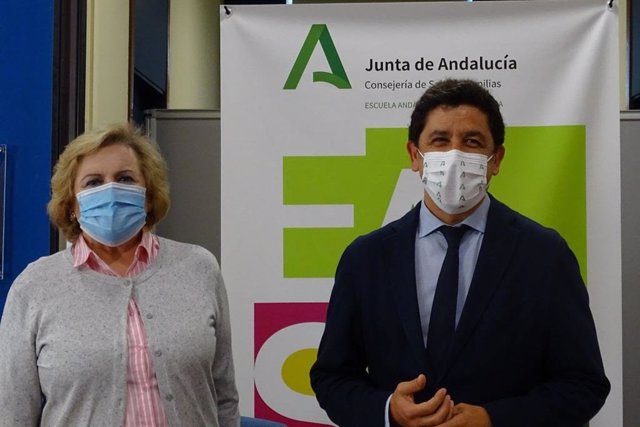 El director general de Consumo, Alberto Fernández, y la directora gerente de la Escuela Andaluza de Salud Pública, Blanca Fernández-Capel.