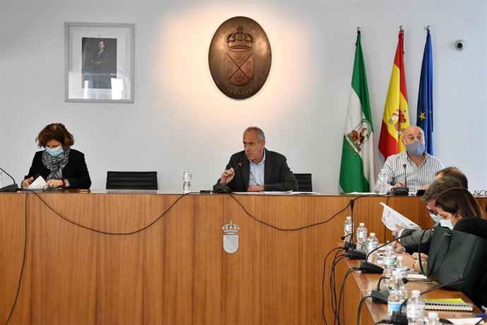 El Pleno del Ayuntamiento de Tomares aprueba nuevas bonificaciones en el IBI, IVTM y el IAE.