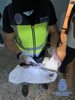 Un agente posa con las sustancias intervenidas