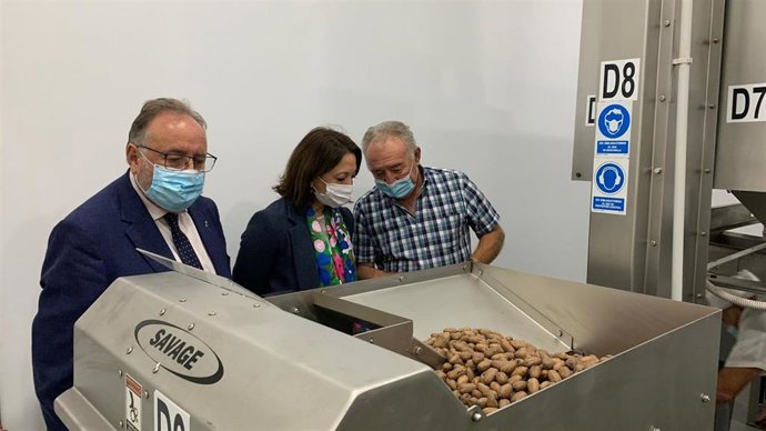 La delegada del Gobierno andaluz en Málaga, Patricia  Navarro y el alcalde de Alhaurín de la Torre (Málaga), Joaquín Villanova, en una visita a la empresa familiar Pecán del Sur