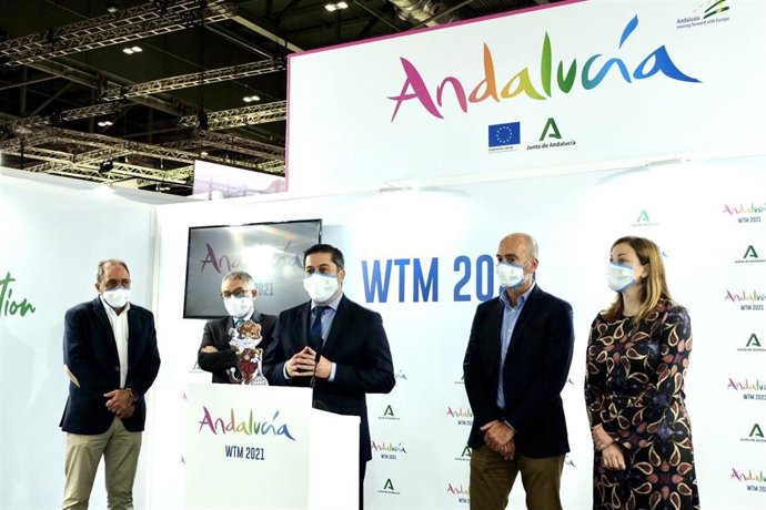 En Londres, el concejal de Turismo, Promoción de Huelva en el exterior y Universidad del Ayuntamiento de Huelva, Francisco Baluffo, presenta los mundiales de Huelva 21 en el Pabellón de Andalucía de la World Travel Market.