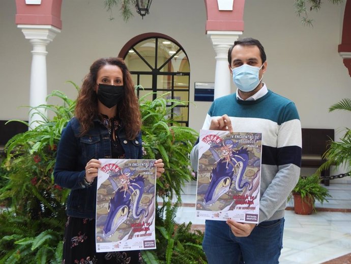 La delegada de Juventud del Ayuntamiento de Alcalá de Guadaíra, Rosa Carro (Cs), ha presentado el salón junto al responsable de la empresa organizadora, David Herrera.