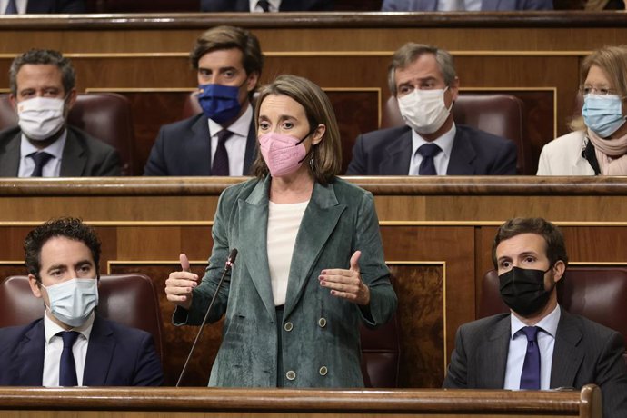 La portavoz del PP en el Congreso, Cuca Gamarra, interviene en una sesión de control al Gobierno en el Congreso de los Diputados, a 20 de octubre de 2021, en Madrid, (España). En este pleno, marcado por el reciente décimo aniversario del fin de la banda