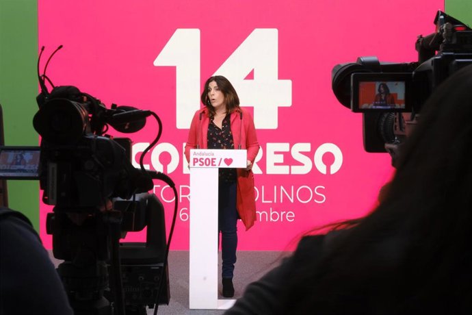 La portavoz parlamentaria del PSOE-A, Ángeles Férriz, informa del XIV Congreso Regional.