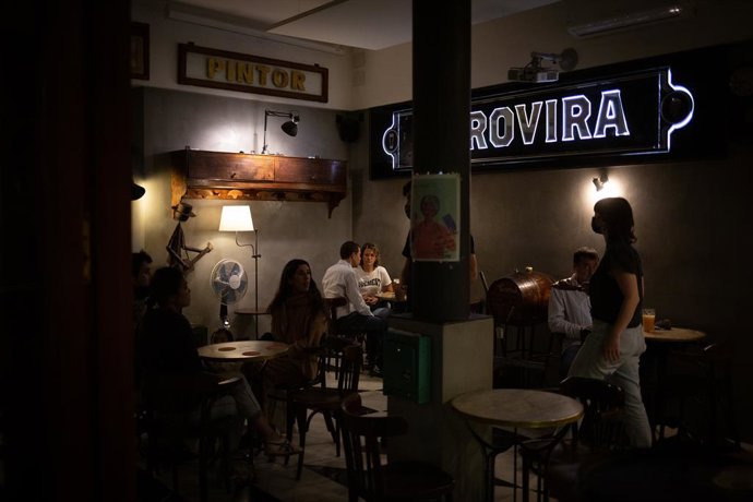 Interior de un bar en una calle céntrica de Barcelona, a 14 de octubre de 2021, en Barcelona, Catalunya (España). A partir de este viernes en Cataluña se terminarán las limitaciones de aforo en los equipamientos culturales, el deporte al aire libre y lo