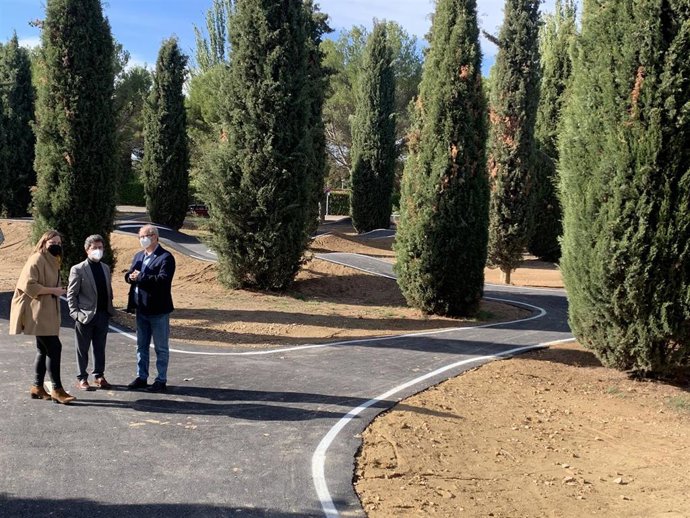 La concejal de Urbanismo de Huesca, María Rodrigo, el alcalde Luis Felipe, y el concejal de Deportes, José María Romance, en el circuito de 'pump track'