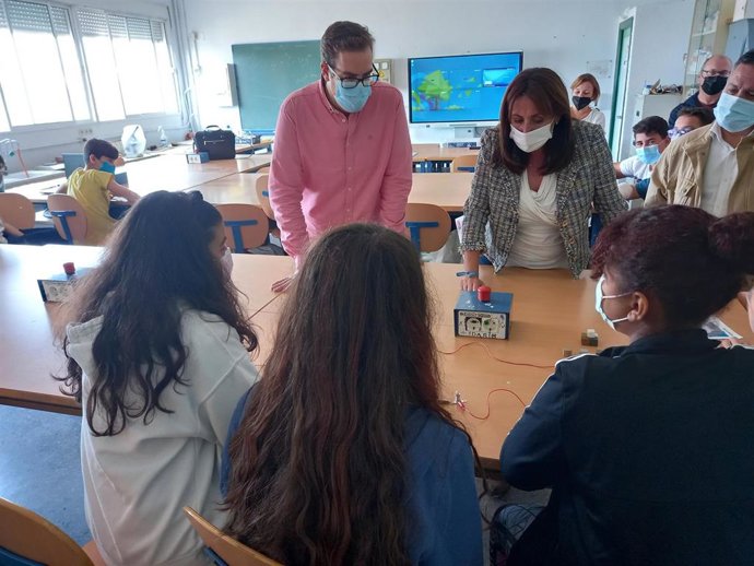La delegada de Educación y Deporte en Huelva, Estela Villalba, en su visita al IES El Sur de Lepe.
