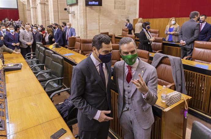 Archivo - El presidente de la Junta de Andalucía, Juanma Moreno (i), junto al consejero de Hacienda, Juan Bravo (d), tras la aprobación de los presupuestos en la segunda jornada del debate final del proyecto de Ley de Presupuestos de la Comunidad Autóno