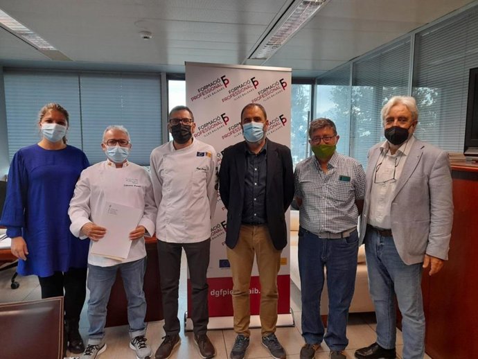 Educación y Ascaib durante la firma del convenio para fomentar la cultura gastronómica de las Islas.