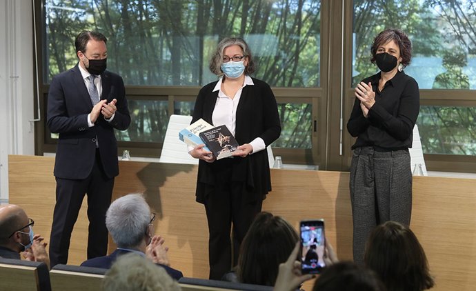 Mariah Rey Markvi recoge los ejemplares de la revista Príncipe de Viana (editados por el Gobierno de Navarra) y En busca de la verdad sobre la brujería (editado por la UPNA), de manos de Ramón Gonzalo y Rebeca Esnaola.