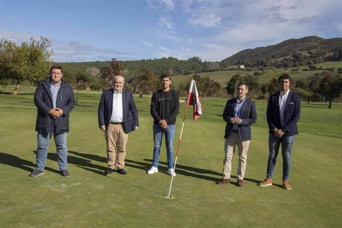 Los responsables de CANTUR, el director de Deportes del Gobierno de Cantabria y el concejal de Deportes de Torrelavega presentan la participación del boxeador Sergio García en la eliminatoria del Mundial de Boxeo