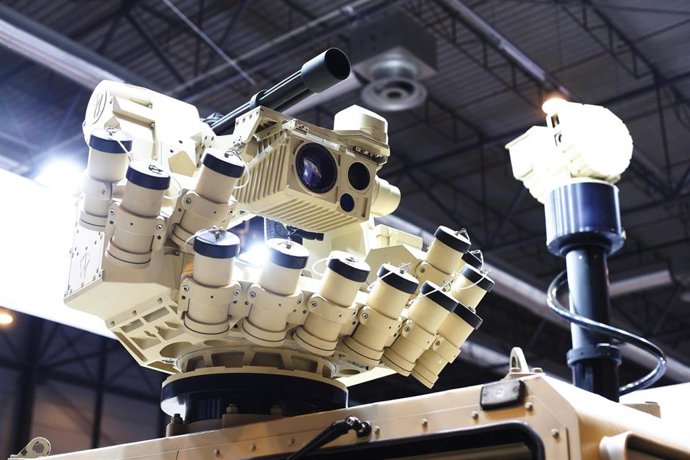 Archivo - Una torreta de un VAMTAC (vehículo todoterreno destinado principalmente al ámbito militar), expuesta en la primera Feria Internacional de Defensa y Seguridad (FEINDEF) en IFEMA