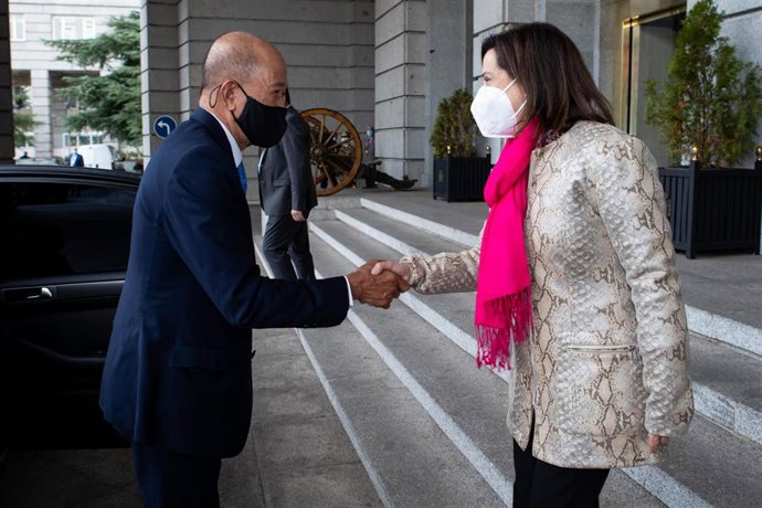 La ministra de Defensa, Margarita Robles, con su homólogo filipino, Delfín Lorenzana