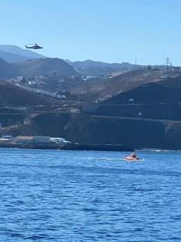 Salvamento Marítimo inspeccionando la zona donde se produjo el vertido de fuel en el Puerto de Las Palmas