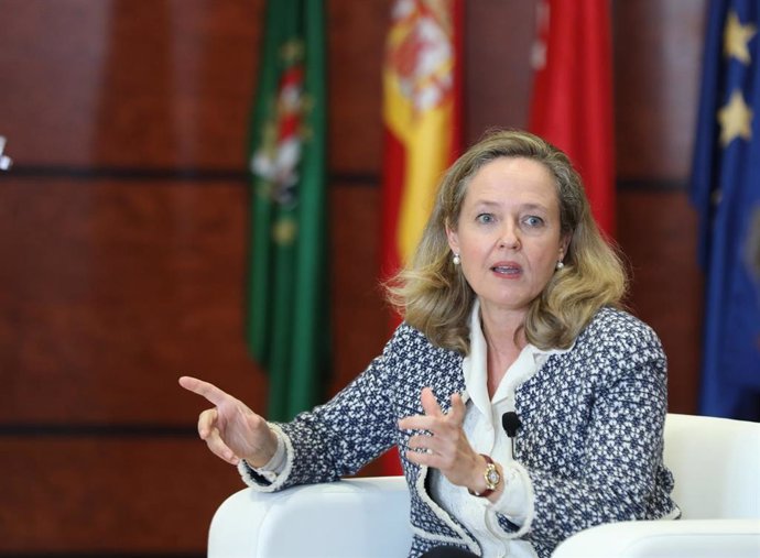 La vicepresidenta primera y ministra de Asuntos Económicos, Nadia Calviño, durante el diálogo con el catedrático emérito de economía de la empresa de la UAM, en la Facultad de Ciencias Económicas de la Universidad Autónoma de Madrid