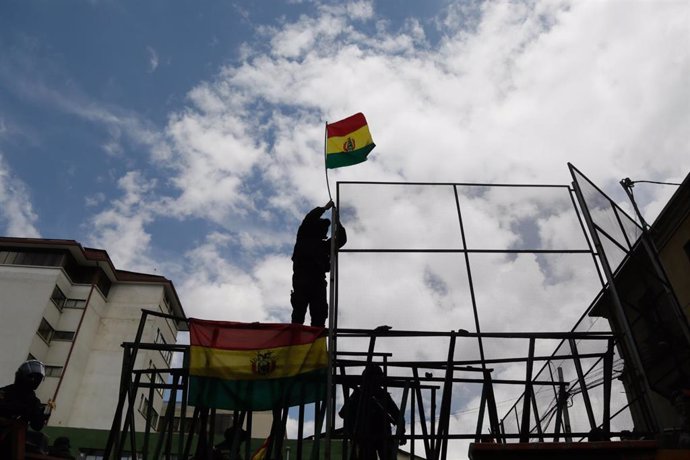 Archivo - Un hombre con una bandera de Bolivia en La Paz. 