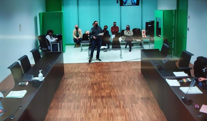 El fotoperiodista Albert Garcia declara durante el juicio a raíz de su detención mientras cubría las protestas tras la sentencia del 1-O, en el Juzgado Penal 8 de Barcelona.