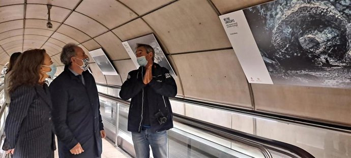 El concejal de Movilidad y Sostenibilidad del Ayuntamiento de Bilbao, Alfonso Gil, la jefa de Marketing y Comunicación de Metro Bilbao, Susana Palomino, y el autor de las imágenes,Fernando Moleres, visitan la exposición  Las huellas del deshielo".