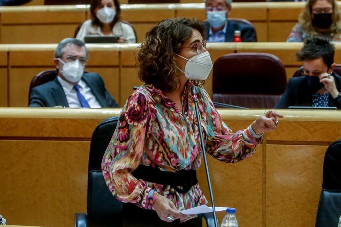 La ministra de Hacienda, Maria Jesús Montero, interviene durante una sesión de control al Gobierno en el Senado, a 19 de octubre de 2021, en Madrid (España). El Partido Popular quiere que el Senado apruebe una declaración institucional que incluya una c