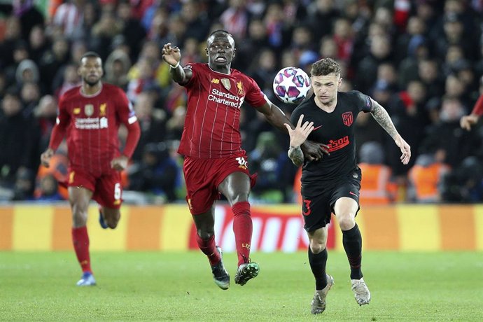 Archivo - Liverpool forward Sadio Mane (10) and Atletico Madrid defender Kieran Trippier (23) during the UEFA Champions League, round of 16, 2nd leg football match between Liverpool and Atletico Madrid on March 11, 2020 at Anfield stadium in Liverpool, 