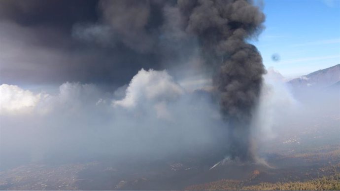 Nube de cenizas del volcán de La Palma