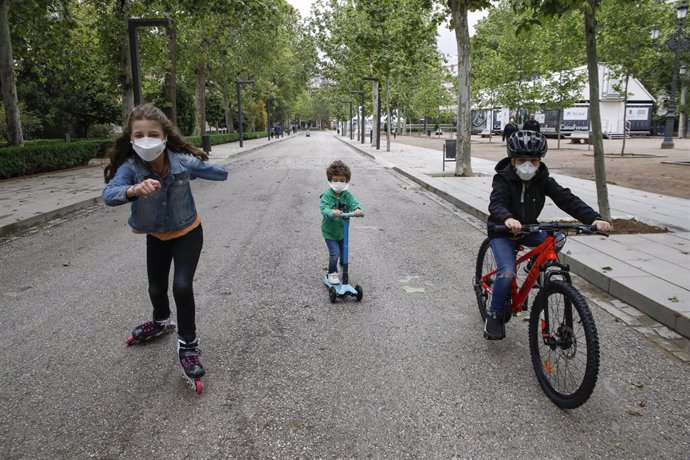 Archivo - Tres niños practican deporte al aire libre protegidos con mascarillas, el primer día en el que los menores de 14 años pueden salir. En Granada (Andalucía ,España) a 26 de abril de 2020.