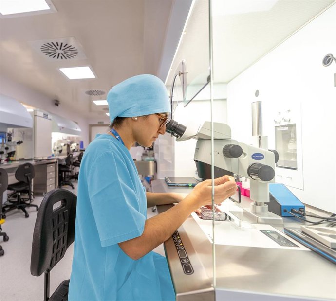 Archivo - Una investigadora en un laboratorio